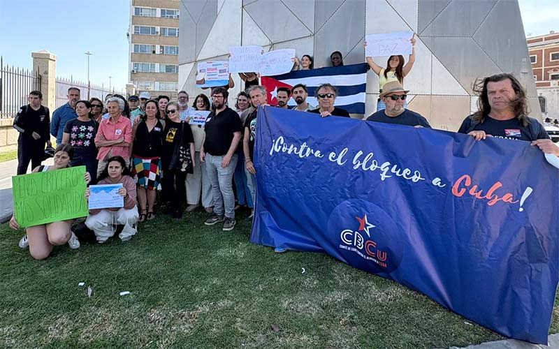 La misión humanitaria Rumbo a Cuba hace escala en la Bahía de Cádiz para concienciar sobre el “asedio medieval” que sufre la isla