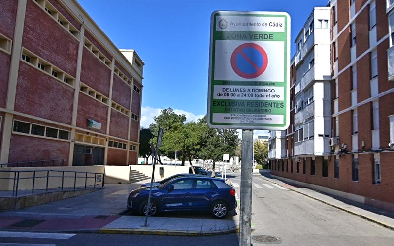 Acusan al alcalde de Cádiz de “bandazos” con el modelo de aparcamiento regulado que prioriza al vecino, y que tanto criticó al gobierno de Kichi