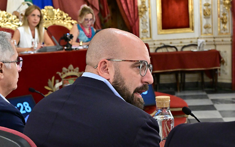 El alcalde de El Puerto se sale con la suya y la Diputación le entrega El Madrugador; “una forma de gobernar basada en el amiguismo”, para IU