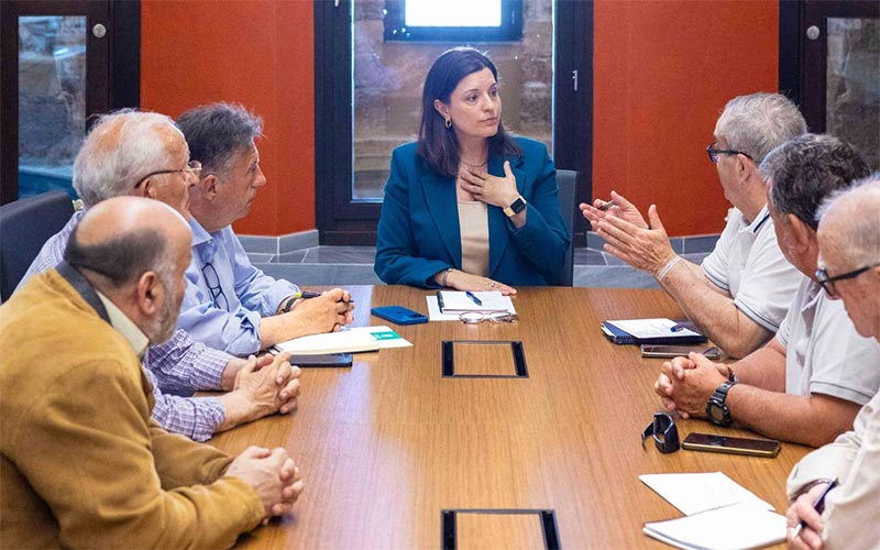 Cavada reúne a las dos federaciones vecinales de La Isla para dar cuenta del “avance” de actuaciones estratégicas y para los barrios
