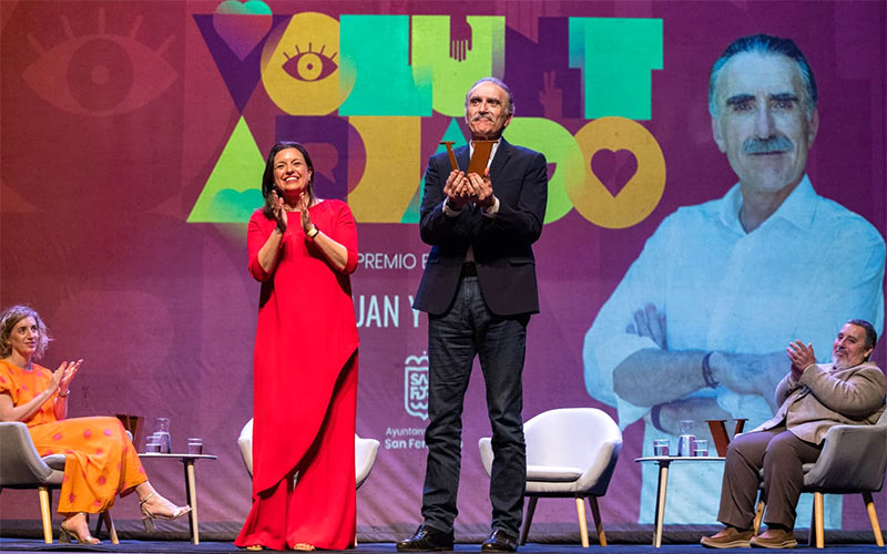 La Isla reconoce a Juan y Medio, “una referencia humana y social”, por su labor con los mayores