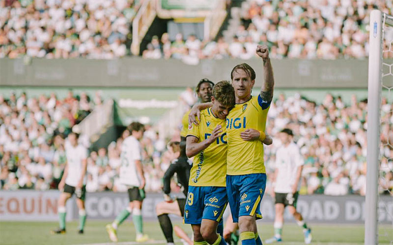 El Racing retrata al Cádiz en el epílogo de una temporada para olvidar: por fin acaba el suplicio