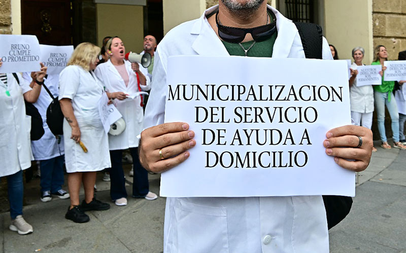 El “maltratado” colectivo de la ayuda a domicilio sale a la calle, también en Cádiz: “hay que reconocer su actividad como servicio esencial”