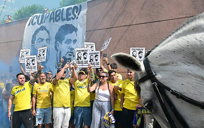 La Federación de Peñas Cadistas, desde la autocrítica, pasa a la acción pidiendo a Vizcaíno y Contreras que se vayan: “déjennos ilusionarnos”