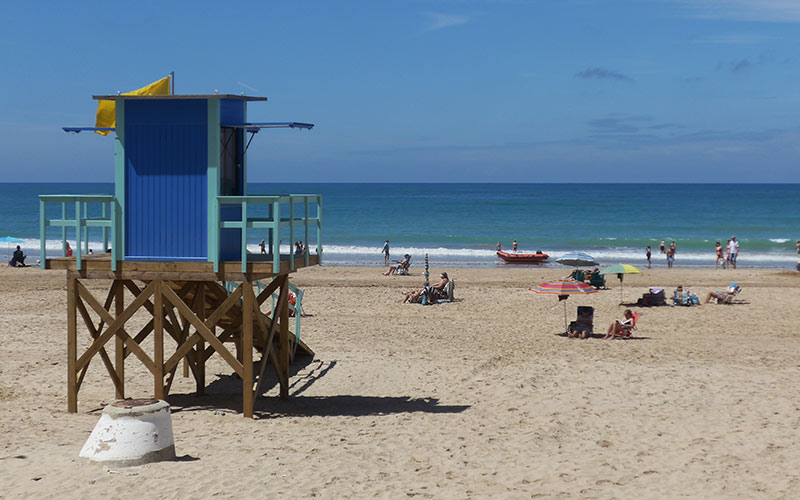 Las playas de Cádiz activan la temporada baja mientras se adecentan aún arena y módulos