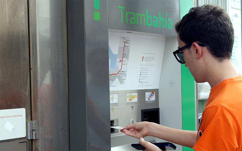 Las paradas del Trambahía con mayor afluencia contarán con más máquinas validadoras