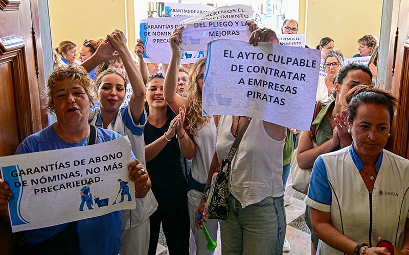 La plantilla de limpieza de dependencias municipales en Cádiz teme que el Ayuntamiento entregue el nuevo contrato a una empresa pirata