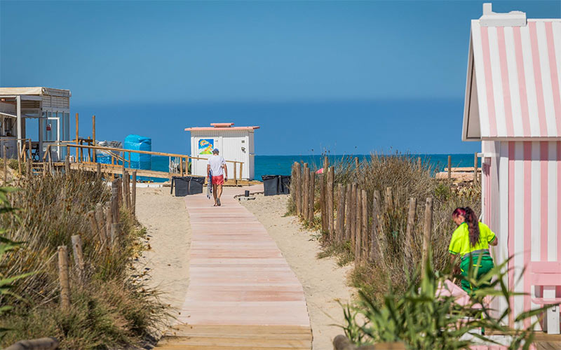 La playa de Camposoto deja atrás los estragos del invierno y llega al verano lista para las fotos