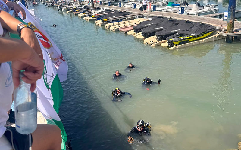 Buceadores voluntarios sacan 225 kilos de basuras de los fondos marinos de Puerto Sherry