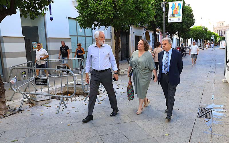 Sombra para dinamizar el centro jerezano en verano: avanza el entoldado de la calle Larga