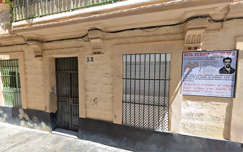 Denuncian que la obra acometida por el Obispado en su finca apuntalada de la plaza Viudas “no pasa de ser un mero lavado de cara”