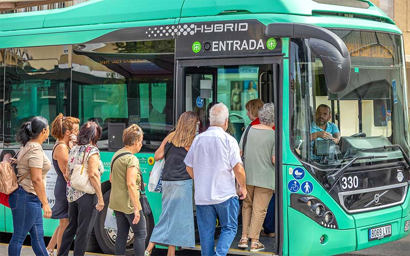 El bus urbano a la playa de Camposoto se refuerza ante el tirón de la gratuidad: pasará “cada 25 minutos” los fines de semana