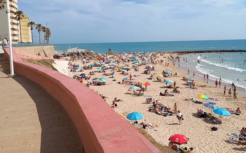Las playas de Cádiz ya ‘abren’ hasta las nueve de la noche, y con presencia de Policía Local: 18 balones intervenidos en tan sólo dos jornadas