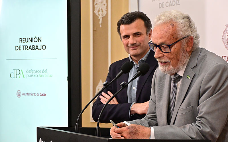 El alcalde defiende que el sinhogarismo en Cádiz “nos preocupa y nos ocupa”; Maeztu reconoce las acciones municipales pero pide “ir más allá”