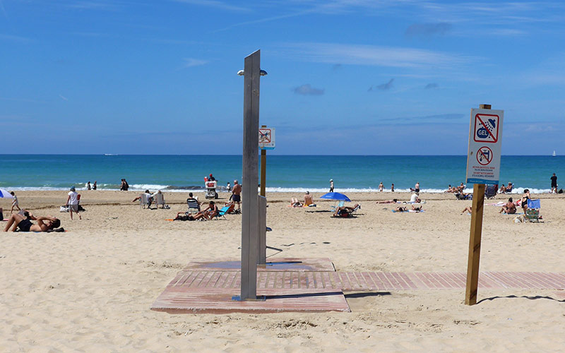 Las playas de Cádiz se asoman al verano con “deficiencias”: sin megafonía, con módulos deteriorados y medios de rescate en desuso
