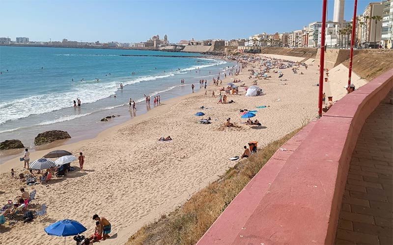 La playa de Santa María del Mar se prepara para un aporte de arena en los últimos días de junio