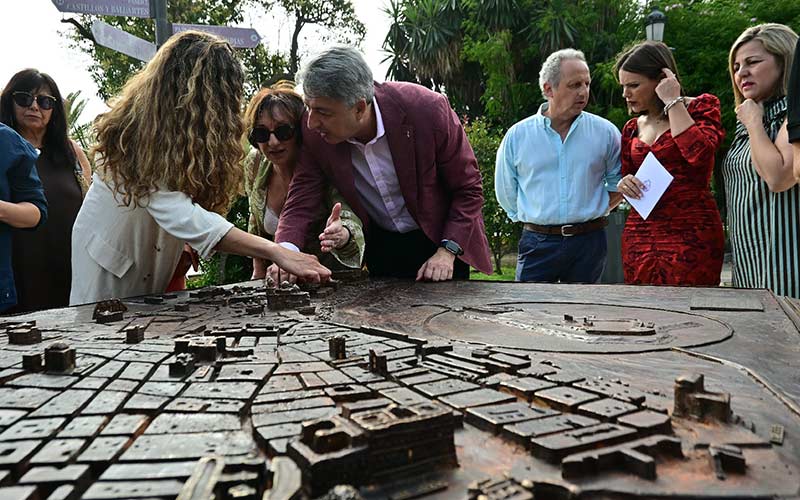 Una maqueta táctil e inclusiva permite descubrir Cádiz a personas con diferentes discapacidades