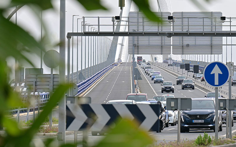“Exigimos bicis por el puente de la Constitución porque el carril ya está ahí; en Medina no se prohíben por las pendientes, por qué en Cádiz sí”