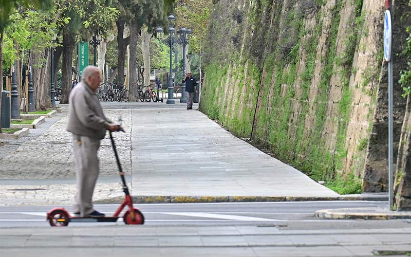 La falta de ordenanza mantiene a los patinetes eléctricos “en tierra de nadie” en San Fernando