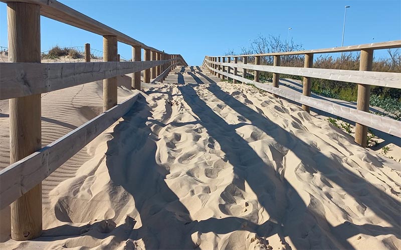 AIG anima a la Junta al desmantelamiento del Eurovelo sobre las dunas de Cortadura y su traslado al sendero paralelo a la vía del tren