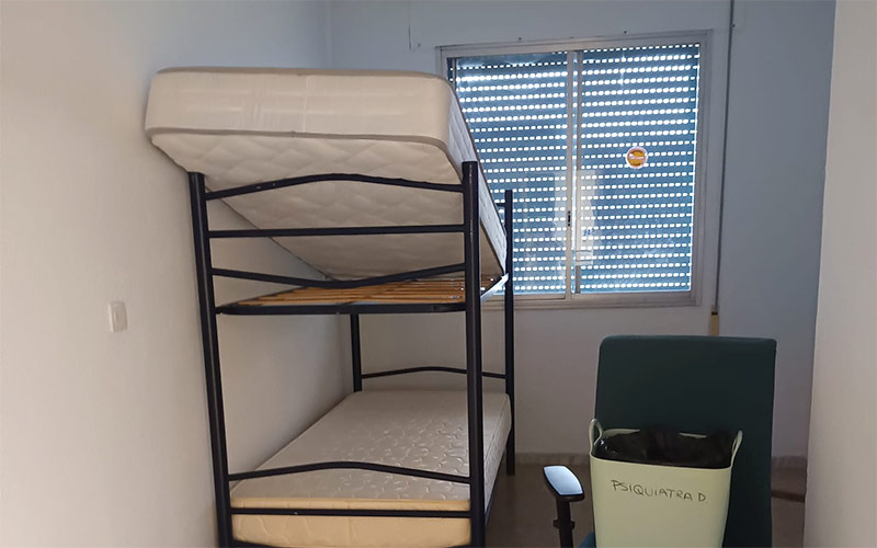 Personal de guardia del Hospital de Jerez descansa “entre humedades y chinches”