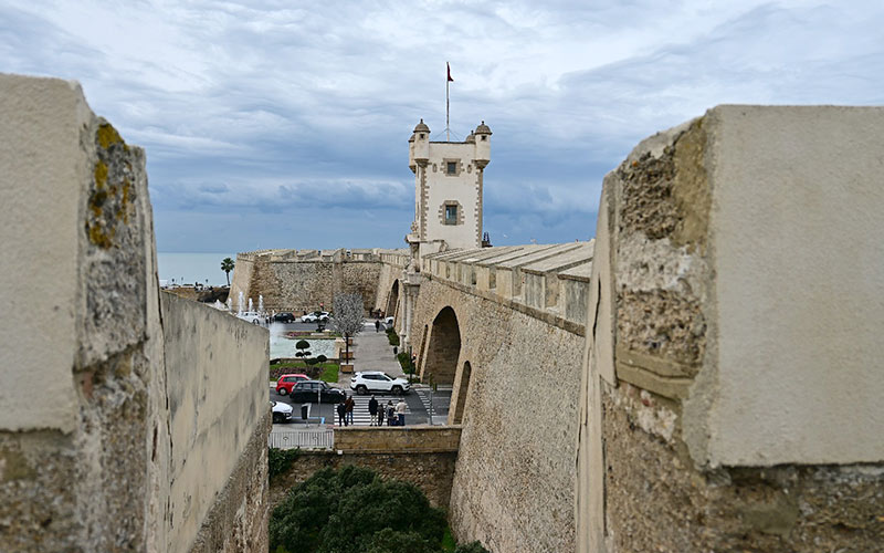 El PP pide auxilio, y dinero, al Gobierno de España para “salvar las murallas de Cádiz”