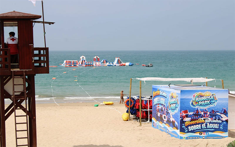 La Barrosa estrena su parque acuático flotante para pequeños y mayores: “será un éxito”