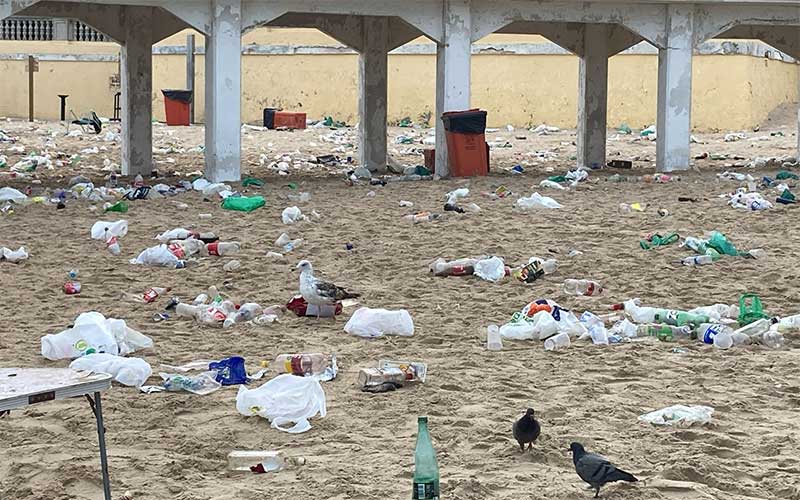 La playa de La Caleta y zonas de la Victoria padecen el botellón de la Noche de San Juan