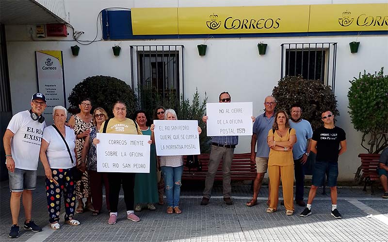 Correos recula y paraliza “de momento” el cierre de su oficina en la barriada del Río San Pedro