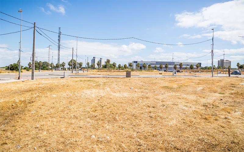 Uno de los muchos solares de Fadricas II desbrozados este verano - Ayto.