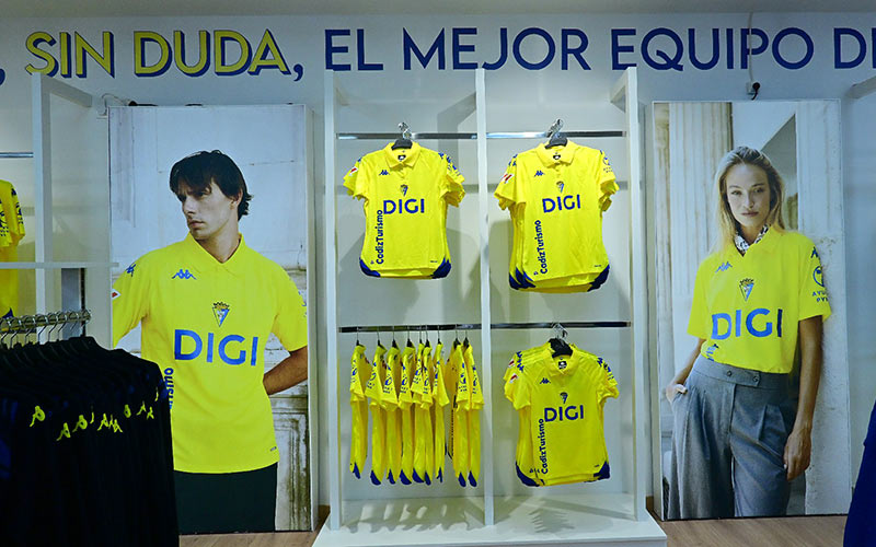 El Cádiz CF desvela su camiseta “clásica y atemporal”, la primera de la nueva etapa con Kappa: “nos ilusionan los proyectos con hambre”