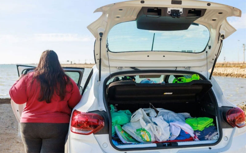 Un año durmiendo en el coche, enferma y sin sus hijos: exigen al Ayuntamiento de Cádiz una “solución inmediata” al menos para el verano
