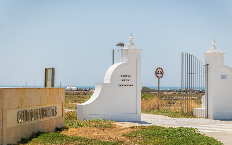 El área de autocaravanas de Camposoto se reubicará tras las quejas de otros usuarios de la playa isleña que no encuentran aparcamiento