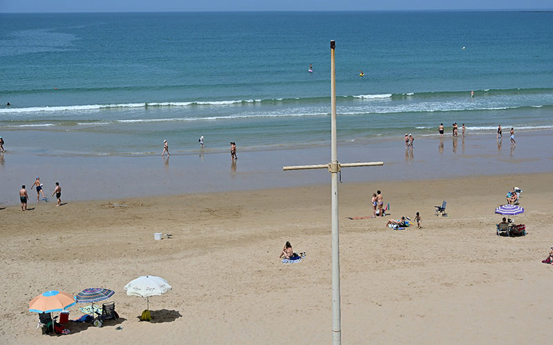 Temporada alta en las playas de Cádiz, y sin megafonía: “Bruno García llega tarde a todo”