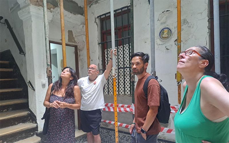 El Obispado de Cádiz “actúa como un fondo buitre” con las familias vulnerables de plaza Viudas a las que no quiere renovar el alquiler