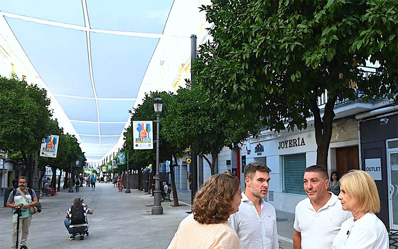 Los toldos de la calle Larga de Jerez llegan para reducir “hasta en 12 grados” la temperatura