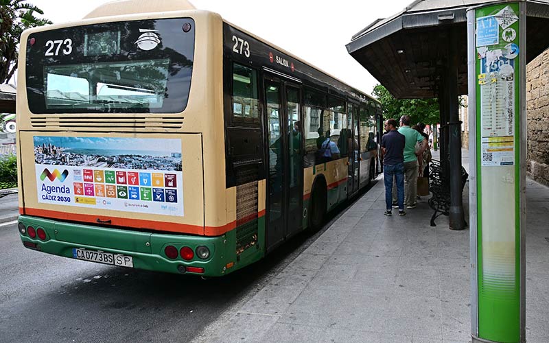 “Cada vez trabajamos en peores condiciones, con vehículos más viejos y ofreciendo un servicio malo”: el bus urbano en Cádiz no puede esperar