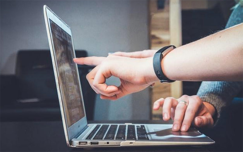Opciones de hosting para periódicos locales: rendimiento WordPress, costes y escalado futuro