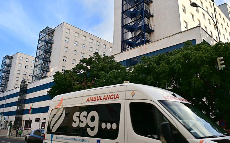 El verano y la Junta dejan bajo mínimos la plantilla de técnicos de enfermería del Puerta del Mar y provocan “saturación, estrés y agresiones”