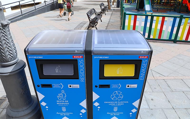 Las primeras papeleras inteligentes y solares llegan a Jerez: avisan cuando están llenas