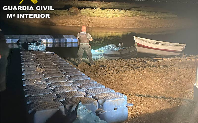 La Guardia Civil frustra en Chiclana un alijo de 900 kilos de hachís en la zona de Carboneros