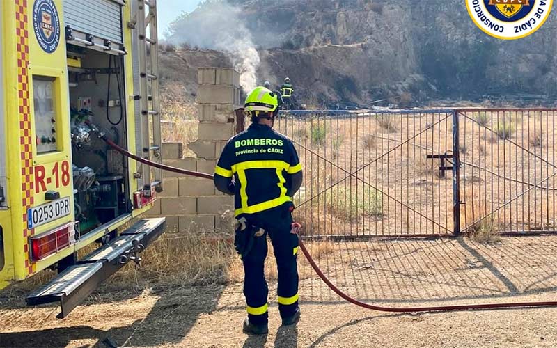 Bomberos gaditanos ya colaboran en la extinción del mayor incendio declarado en España