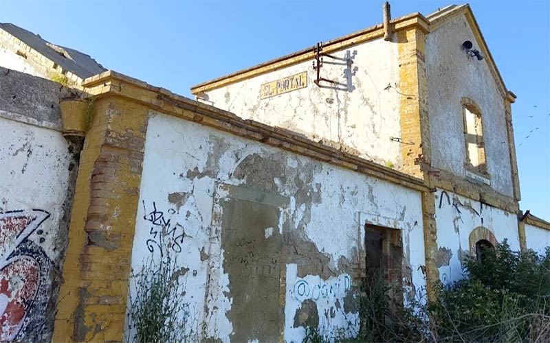 Dos décadas de abandono y vandalismo amenazan la estación de ferrocarril de El Portal