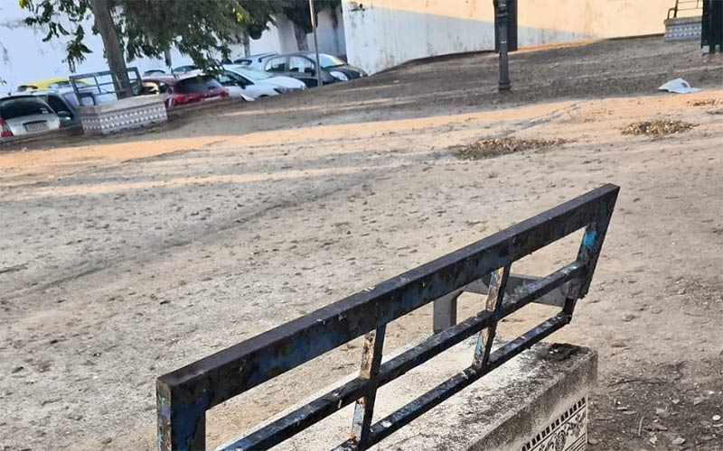 La plaza junto al cementerio isleño pide una “actuación urgente”: “hablamos de cuidar espacios que forman parte de la vida cotidiana”