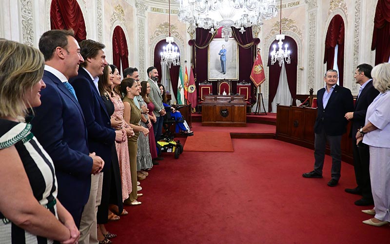 Sanz visita el Ayuntamiento de Cádiz con “buenas noticias”: en septiembre se licitará la redacción del proyecto del hospital prometido