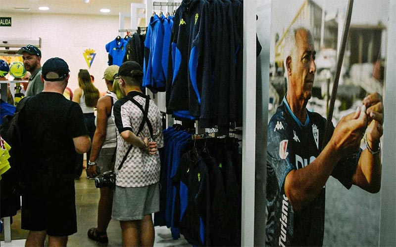 El Cádiz CF inaugura tienda oficial en el casco antiguo y desvela su segunda equipación de Kappa “inspirada en el paisaje urbano gaditano”