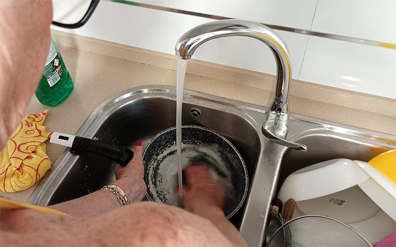 El Ayuntamiento pide a los gaditanos no beber ni cocinar con agua del grifo mientras salga turbia