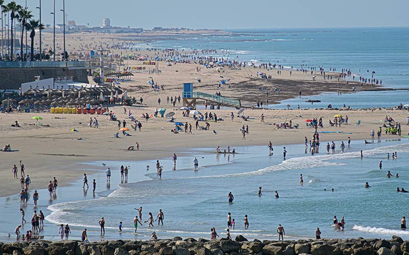 El verano y los servicios vuelven a tirar del empleo en Cádiz: el paro baja de los 96.000