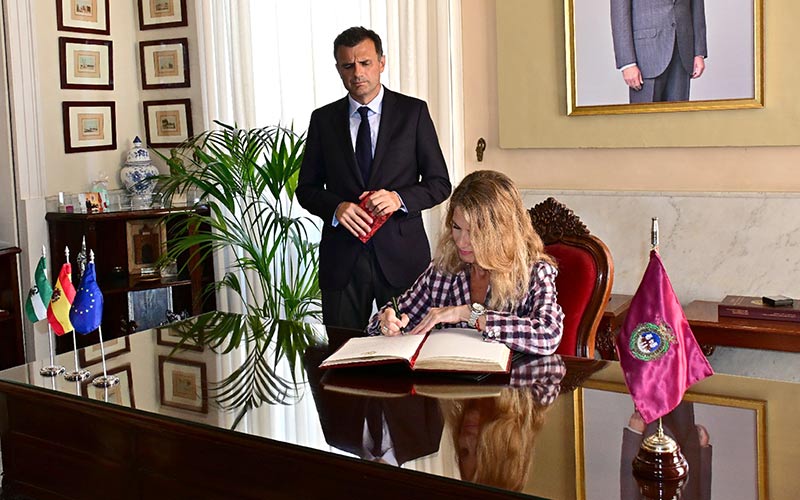 Cádiz recibe la primera visita institucional de Mestre como presidenta del Parlamento andaluz