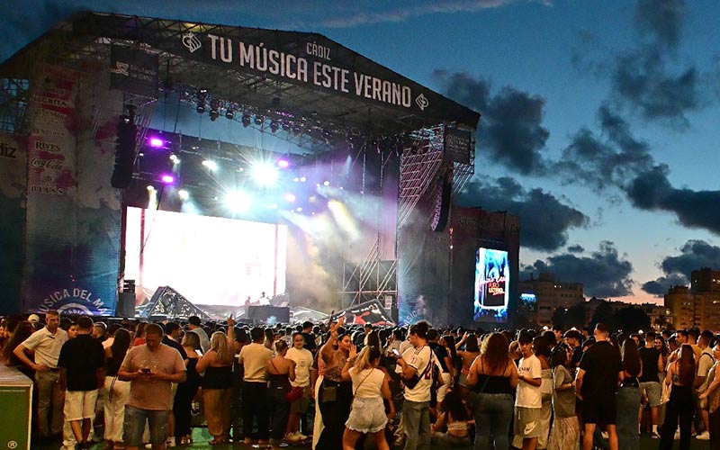 Bisbal, Calos Baute, Rosa López, Amistades Peligrosas y Tam Tam Go!, en el muelle de Cádiz